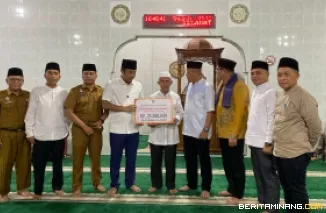 Wakil Gubernur Sumatera Barat, Vasko Ruseimy Sutan Nagari Sati, secara simbolis menyerahkan bantuan sebesar Rp25 juta kepada Masjid Baitul Inabah yang terletak di Kelurahan Padang Karambia, Kecamatan Payakumbuh Selatan, Selasa, 4 April 2025. Foto: Biro Ad