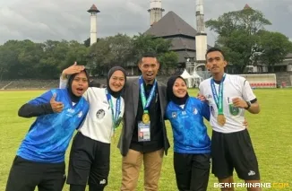 Dosen dan Alumni UNP yang terlibat dalam Piala Soeratin U-13 2025 putaran nasional yang diselenggarakan di Yogyakarta pada 12--25 Februari 2025. Foto: Humas UNP