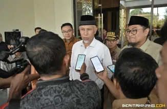 Gubernur Mahyeldi menjelasakan kepada wartawan usai menerima laporan kesiapsiagaan potensi bencana geohidrometeorologi dari BMKG Sumbar di Padang, Kamis (20/3/2025). Foto:Dikominfotik Sumnbar