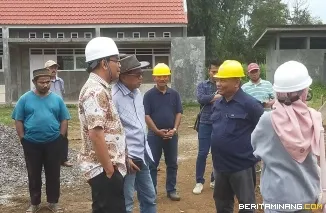 Zarwan Lubis (dua dari kanan) bersama Rektor UNP Ir. Krismadinata, MT, Ph.D dan Senior Eksekutif UNP Prof.H.Ganefri, Ph.D saat meninjau proyek pembangunan.Foto: Dok, Pribadi