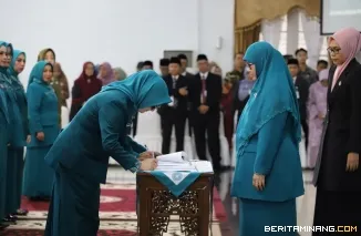 Ketua Tim Penggerak PKK Provinsi Sumatera Barat, Harneli Mahyeldi secara resmi melantik dan mengukuhkan Maria Feronika Hendri Arnis sebagai Ketua TP PKK sekaligus Ketua Tim Pembina Posyandu Kota Padang Panjang di Auditorium Gubernuran Sumbar, Kamis (6/3/2