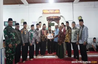 Bupati saat melaksanakan Safari Ramadhan di Masjid Ashshiddiqin, Jorong Guguak Nunang, Nagari Sungai Talang, Rabu, (12/03/2025).