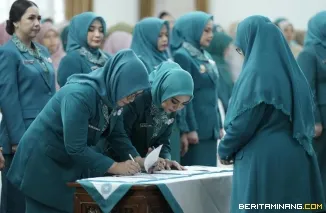 Pelantikan Ny. Eni Muis Zulmaeta sebagai Ketua TP PKK dan Ketua Dekranasda Kota Payakumbuh di Auditorium Gubernur Sumbar, Kamis (6/3/2025) pagi