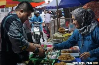 Suasana di , Pasar Pabukoan Gang Kecap, Kelurahan Pasar Baru, Kecamatan Padang Panjang Barat, Rabu (5/3/2025). Foto: Kominfo Padang Panjang