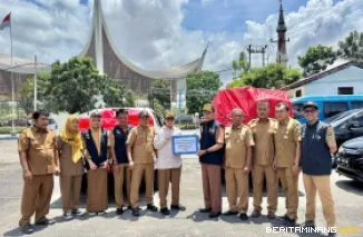 Kepala Dinsos Sumbar, Syaifullah, ketika memberangkatkan tim guna antarkan bantuan banjir, Selasa (04/03/2025). Foto: Biro Adpim Sumbar
