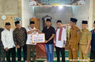 Wagub Sumbar, Vasko Ruseimy menyerahkan bantuan rehabilitasi senilai Rp25 juta kepada Masjid Tazkir Bela Negara yang terletak di Jorong Aie Angek, Nagari Koto Tinggi, Kecamatan Gunuang Omeh, Kabupaten Limapuluh Kota pada Senin (3/3/2025). Foto: Adpim Sumb