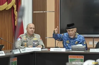 Gubernur Sumbar Mahyeldi saat memimpin Rapat Persiapan Menyambut Lebaran 1446 H bersama instansi/lembaga/OPD terkait di Istana Gubernuran, Senin (17/03/2025). Foto: Adpim Sumbar