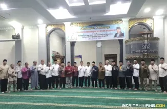 Kegiatan Subuh Mubarak Universitas Negeri Padang bertempat di Masjid Raya Al-Azhar Kampus UNP Air Tawar Padang pada Jumat (7/3) pagi ini. Foto ET.