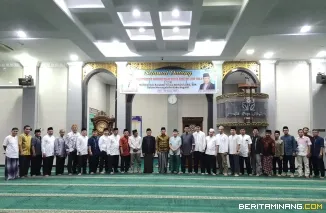 Kegiatan Subuh Mubarak Universitas Negeri Padang bertempat di Masjid Raya Al-Azhar Kampus UNP Air Tawar Padang pada Jumat (14/3) pagi ini. Foto ET.