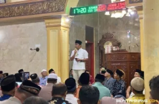 Wakil Gubernur Sumatera Barat (Sumbar), Vasko Ruseimy ketika melaksanakan agenda Safari Ramadan 1446.Foto:Adpim Sumbar