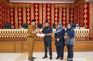Wakil Wali Kota Payakumbuh Elzadaswarman, menyampaikan Nota Pengantar Laporan Keterangan Pertanggungjawaban (LKPJ) Wali Kota Payakumbuh Tahun 2024 dalam rapat paripurna DPRD Kota Payakumbuh, Senin (10/3/2025).