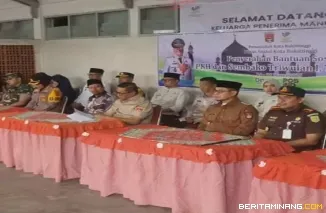 Wako Bukittinggi Ramlan bersama Wawako Ibnu Asis, dan forkopimda pada acara penyerahan bantuan PKH dan sembako di Kantor Bukittinggi Selasa, (4/3).