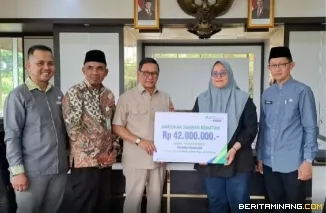 Ahli waris almarhum Hendry Hamulia menerima santunan jaminan kematian dari Wako Bukittinggi didampingi Kepala Kantor BPJS ketenagakerjaan Cabang Bukittinggi dan Kepala BKSDM Bukittinggi, di ruangan kerja Walikota, Jumat(14/03)  Foto : Dok Diskominfobkt