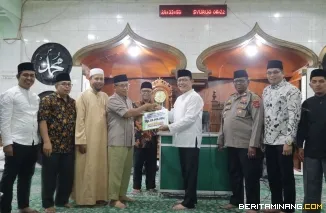 Wali Kota Payakumbuh Zulmaeta menyambangi Masjid Mukhlisin, Kelurahan Nunang Daya Bangun (NDB), Payakumbuh Barat, Rabu (12/03/2025) malam.
