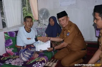 Wali Kota Payakumbuh Zulmaeta bersama Wakil Walikota Elzadaswarman memberikan bantuan kepada salah satu masyarakat Koto Panjang Padang