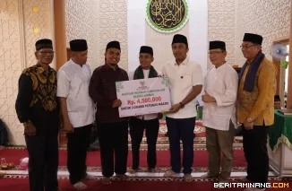 Wako dan Wako Payakumbuh dampingi Wagub Vasco Roseimy di Masjid Muhsinin di Kelurahan Tigo Koto Diate Kecamatan Payakumbuh Utara, Selasa malam (4/3/2025)