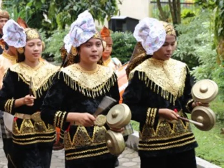 Ilustrasi Anak Muda dan Seni Tradisional: Warisan Budaya yang Mulai Terlupakan