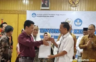 Deputi BRIN Prof. Agus Haryono serhakan SK Penerimaan program riset dan inovasi untuk Indonesia Maju Kompetensi Gelombang 7  kepada Wakil Rektor Bidang PKSHI UNP Dr. rer.nat Deski Beri, M. Si. Foto: Humas UNP