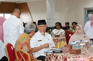 Gubernur Sumatera Barat (Sumbar), Mahyeldi Ansharullah dalam kegiatan seminar tentang kebijakan luar negeri dan pembangunan nasional yang diinisiasi oleh Kakanwil DJPb Sumbar, Ibu Syukriah HG secara hybrid, Rabu (23/4/2025). Foto: Adpim Sumbar