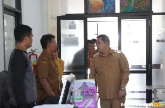 Wali Kota Padang Panjang, Hendri Arnis melakukan inspeksi mendadak (sidak) pada hari pertama masuk kerja pascalibur Lebaran, Selasa (8/4/2025). Foto: Kominfo Padang Panjang