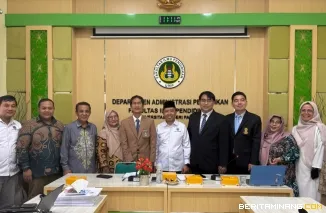 Dekan Fakultas Ilmu Pendidikan UNP, Prof. Dr. Afdal, M.Pd., Kons., berpose bersama delegasi dari Rambhai Barni Rajabhat University, Thailand. Foto: Humas UNP