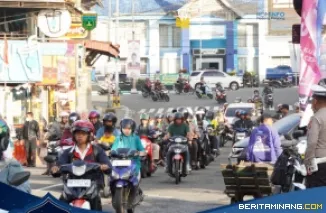 Hari pertama pelaksanaan rekayasa lalu lintas Sistem Satu Arah (SSA) di Kota Padang Panjang, Rabu (9/4/2025), terpantau lancar dan tertib. Foto: Kominfo Padang Panjang