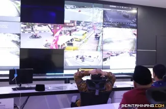 Wali Kota, Hendri Arnis lakukan pemantauan langsung terhadap kamera pengawas (CCTV) yang tersebar di berbagai titik Kota Padang Panjang melalui Command Center yang terletak di Balai Kota, Kamis (27/3/2025). Foto: Kominfo Padang Panjang