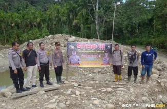 Polsek Talamau Bersama wali nagari Sinuruik, saat mensosialisasikan Larangan Tambang ilegal. Sabtu, 19/4/2025 .D