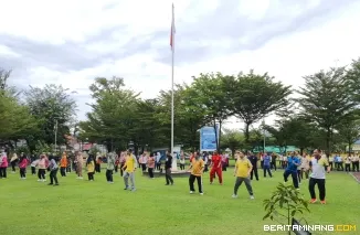 Rektor kegiatan senam bugar bersama sivitas akademika pada Jumat (11/4) pagi ini. Foto ET.