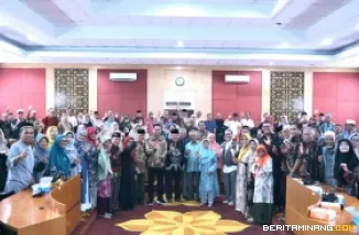 Rektor Universitas Negeri Padang (UNP), Krismadinata, Ph.D., foto bersama dengan Persatuan Pensiunan UNP di ruang sidang senat, gedung rektorat UNP, Sabtu (19/4/2025). Foto: Humas UNP