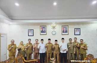 Rektor Universitas Negeri Padang (UNP) Krismadinata, Ph. D bersama Senior Eksekutif UNP Prof. Ganefri, Ph.D melakukan kunjungan kerja ke Kota Solok Selasa (22/4/2025).  Mereka berpose bersama Walikota Solok Dr. H. Ramadhani Kirana Putra, SE, M.M. Foto: Hu