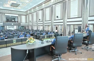 Pj. Sekda Provinsi Sumbar, Yozawardi Usama Putra membuka rapat forum perangkat daerah di Aula Kantor Gubernur, Kamis (17/4/2025). Foto: Adpim Sumbar