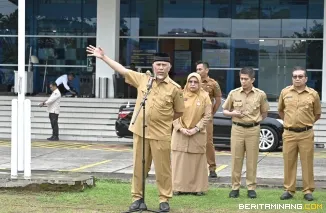 Gubernur Sumatera Barat (Sumbar), Mahyeldi Ansharullah, ketika inspeksi mendadak (sidak) sekaligus apel Pascalebaran 1446 Hijriah di Kantor Dinas BMCKTR Sumbar, Selasa (08/03/2025). Foto: Biro Adpim Sumbar