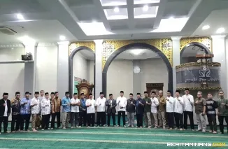 Kegiatan Subuh Mubarak Universitas Negeri Padang bertempat di Masjid Raya Al-Azhar, Air Tawar Padang pada Jumat (11/4) pagi ini. Foto ET.