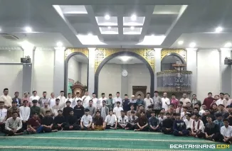 Kegiatan Subuh Mubarak Universitas Negeri Padang bertempat di Masjid Raya Al-Azhar, Air Tawar Padang pada Jumat (18/4) pagi ini. Foto ET.