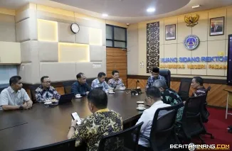 Suasana pertemuan Kamis (10/4/2025) di Ruang Sidang Rektor UNP antara Rektor UNP, Krismadinata, Ph.D., dan Deputi Bidang Fasilitasi Riset dan Inovasi BRIN, Prof. Dr. Agus Haryono, M.Sc. Foto: Humas UNP
