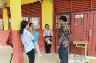 Wakil Rektor Bidang Akademik, Kemahasiswaan, dan Alumni UNP, Dr. Refnaldi, S.Pd., M.Litt.,  Suasana pelaksanaan Ujian Tulis Berbasis Komputer (UTBK) di SMAN 2 Sipora pada hari ini, Kamis, 24 April 2025. Foto: Humas UNP