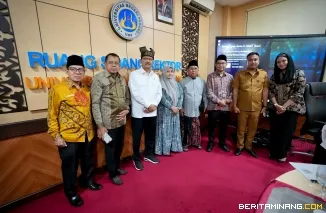 Mensos RI Staifullah Yusuf berpose dengan Rektor UNP Krismadinata, Ph.D, Wagub Sumbar Vasko Ruseimi, Senior Eksekutif Prof. Ganefri, Ph.D pose bersama. Foto: Humas UNP