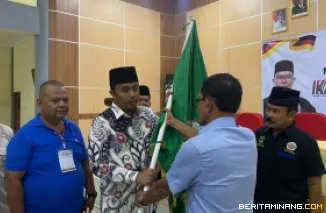 Wakil Gubernur Sumatera Barat (Wagub Sumbar), Vasko Ruseimy, menerima bendera IPSI Sumbar. Ia terpilih menjadi Ketua Umum Ikatan Pencak Silat Indonesia (IPSI) Sumbar untuk periode 2025-2029, Sabtu (19/4/2025). Foto: Adpim Sumbar