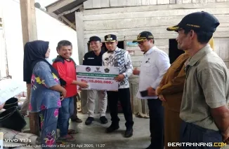 penyerahan bantuan Rumah Tinggal Layak Huni (RTLH) kepada keluarga Wasrinal, warga Nagari Talang Maur, Kecamatan Mungka, Senin (21/4).