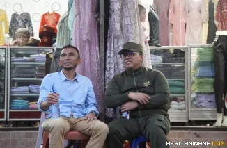 Wali Kota, Hendri Arnis dan Wakil Wali Kota, Allex Saputra ketika menyambangi Pasar Pusat untuk menikmati suasana berbuka puasa bersama masyarakat, Sabtu (29/3/2025). Foto: Kominfo Padang Panjang