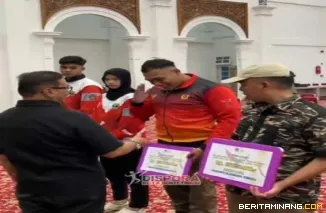 Wako Bukittinggi berikan penghargaan kepada atlet Bukittinggi yang berprestasi pada POPNAS 2023 dan PON 2024,jumat (28/03) di balairung rumah dinas Wako.  Foto : Dok Diskominfobkt