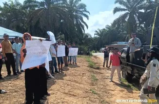 Suasana demo warga Kamang Baru Sijunjung ke Pabrik Kelapa sawit PT Sumatera Karya Agro ( PT. SKA) Sabtu  kemaren (19/04/2025). Foto: Eko