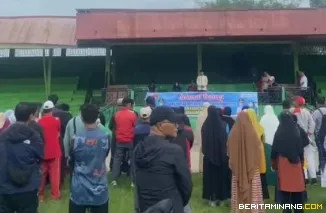 Wawako Bukittinggi Ibnu Asis membuka tes kebugaran bagi 325 CHJ  di lapangan ateh Ngarai, jumat (11/04).