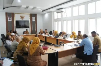 Wawako Allex memimpin langsung rapat evaluasi bersama seluruh kepala Organisasi Perangkat Daerah (OPD) di Ruang VIP Balai Kota, Selasa (8/4/2025). Foto: Kominfo Padang Panjang