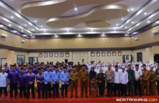 Calon Haji (JCH) asal Kota Payakumbuh secara resmi dilepas keberangkatannya ke Tanah Suci oleh Pemko Payakumbuh di Aula Ngalau, Lantai 3 Balai Kota, Senin (19/05/2025).