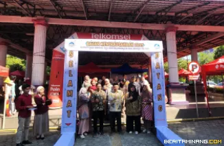 Pembukaan kegiatan Bazar Kewirausahaan Departemen Bahasa dan Sastra Indonesia pada Rabu (21/5) di Kampus FBS UNP Air Tawar Padang. (Foto ET)