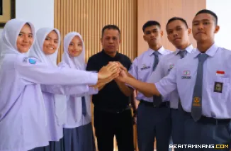 Wakil Wali Kota Payakumbuh, Elzadaswarman, menerima kunjungan enam orang calon Pasukan Pengibar Bendera Pusaka (Paskibraka) Kota Payakumbuh di ruang kerjanya, Jumat (9/5/2025).