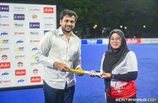 Dosen Program Studi Pendidikan Jasmani, Kesehatan dan Rekreasi (Penjaskesrek), Haripah Lawanis, M.Pd., (kanan) saat  bertugas sebagai Judge dalam ajang internasional Asian Hockey Federation (AHF) Cup 2025 di Jakarta. Foto: Humas UNP