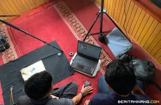Petugas Dinas Perpustakaan dan Kearsipan (DPK) ketika lakukan digitalisasi naskah kuno yang telah berusia ratusan tahun. Foto: Kominfo Padang Panjang